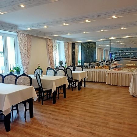 Iskra Hotell Radom Exteriör bild
