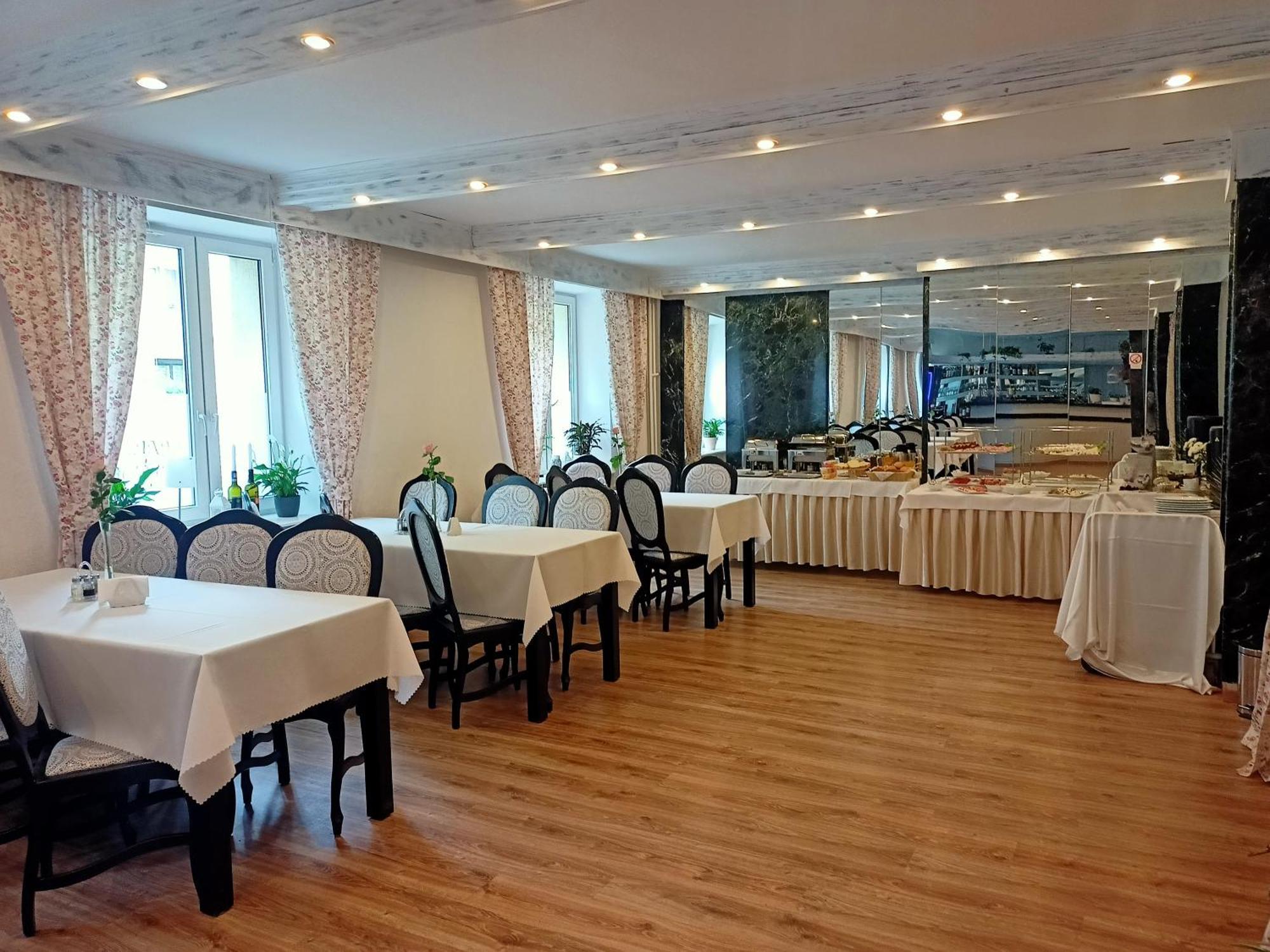 Iskra Hotell Radom Exteriör bild