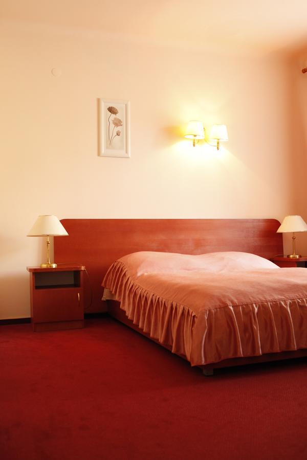 Iskra Hotell Radom Exteriör bild