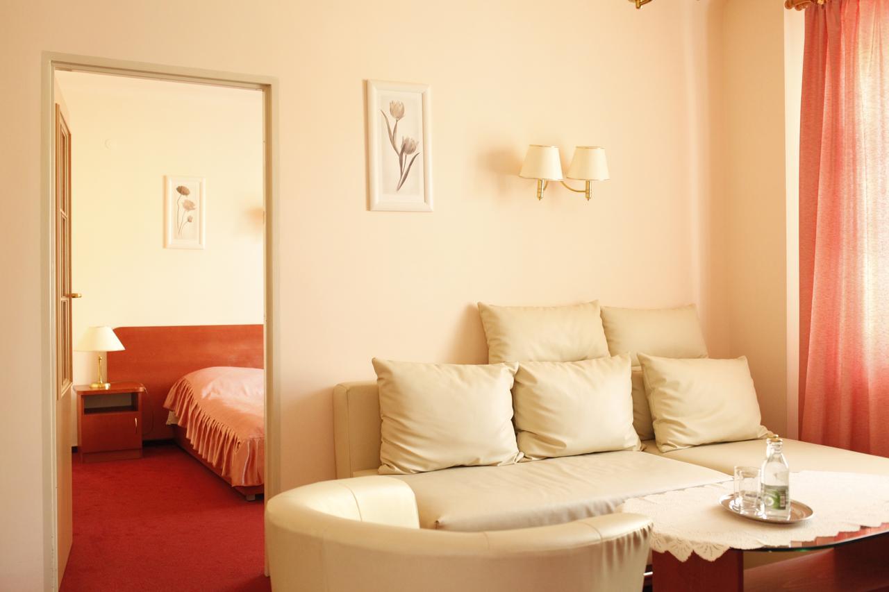 Iskra Hotell Radom Exteriör bild